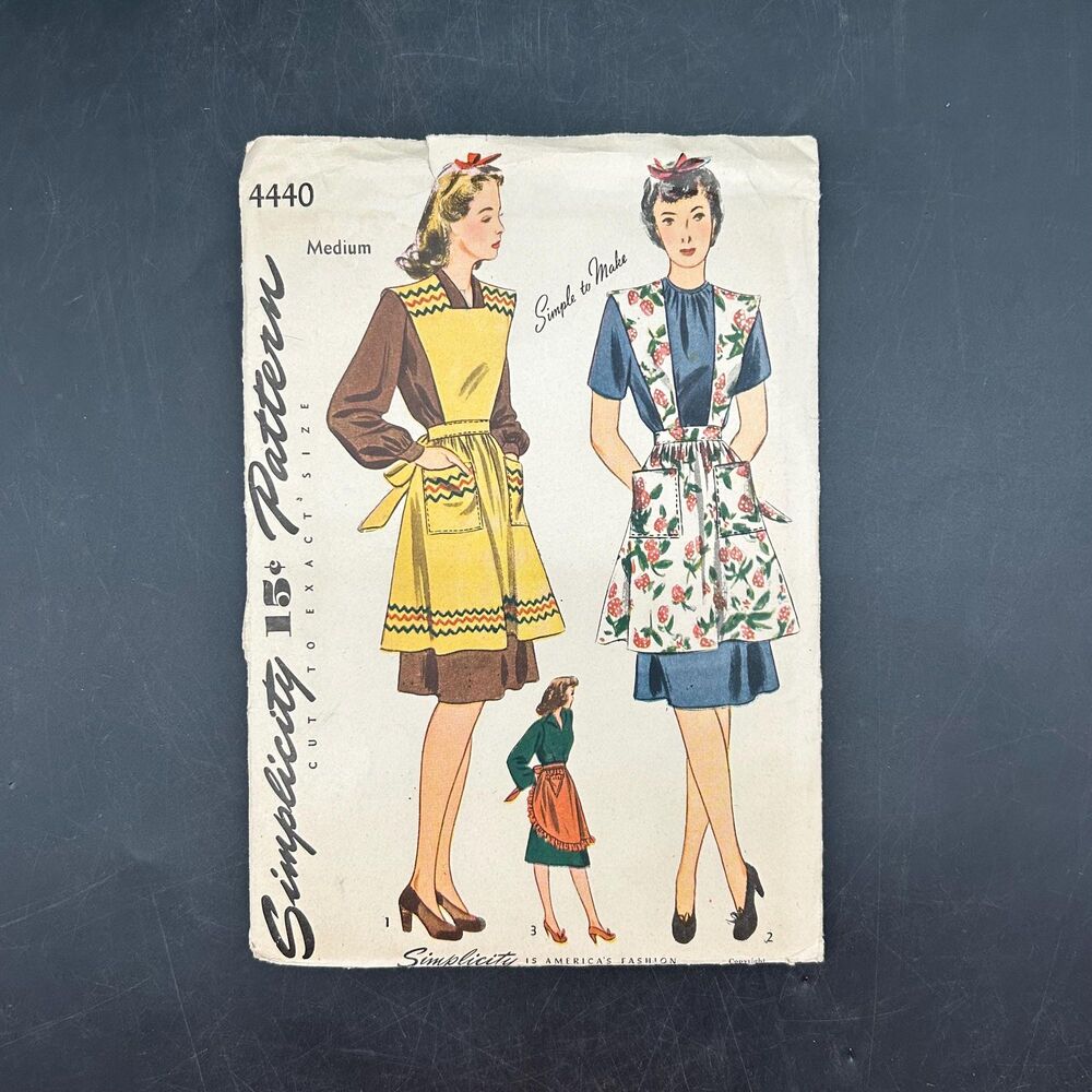 Vintage Sewing Apron Pattern 1940s, # 440, uncut original, size med Simplicity